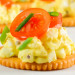 Une recette facile de bouchées de biscuits Ritz à la salade aux œufs et tomates