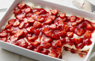 Cette lasagne dessert de gâteau au fromage et fraises est absolument parfaite!