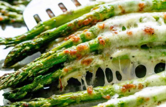 La meilleure recette d'asperges gratinée à l'ail au monde!