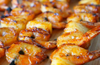 La recette facile brochettes épicées de crevettes et d’ananas (sur le BBQ)!
