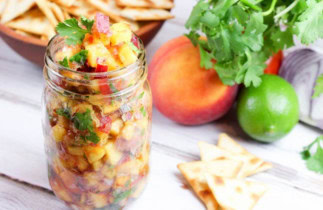 La recette facile de salsa fraîche aux pêches (6 ingrédients!)