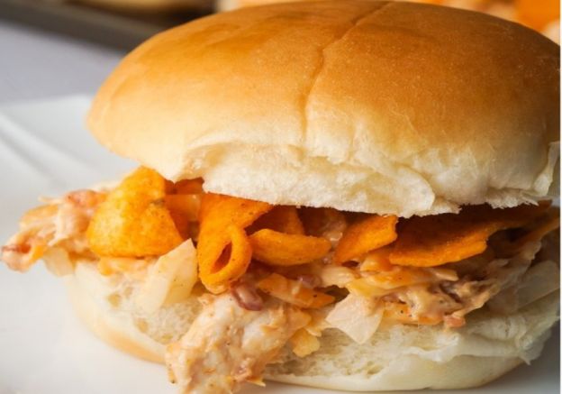 La recette facile de sandwich au poulet BBQ et Fritos!