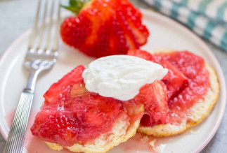 La délicieuse recette de shortcake aux fraises et à la rhubarbe!