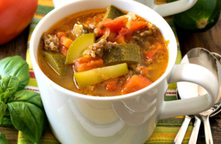 La délicieuse recette de soupe aux courgettes, tomates et saucisses italiennes!