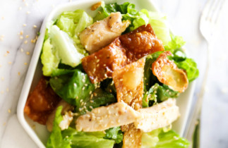 Une délicieuse recette de salade croustillante de wonton au poulet!