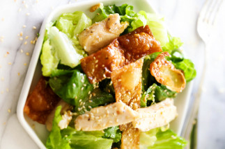 Une délicieuse recette de salade croustillante de wonton au poulet!