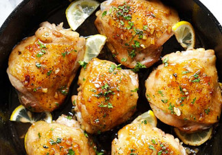 La meilleure recette de cuisse de poulet au beurre, ail et miel dans la casserole!