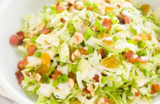 La recette facile salade au chou de Bruxelles, pommes, bacon et noix!
