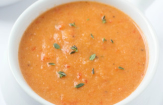 La recette facile de soupe au chou-fleur et poivrons rouges rôties!