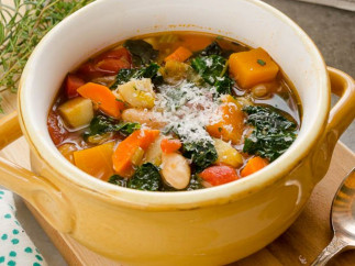 Cette recette de soupe aux légumes d'automne est super rapide à faire!
