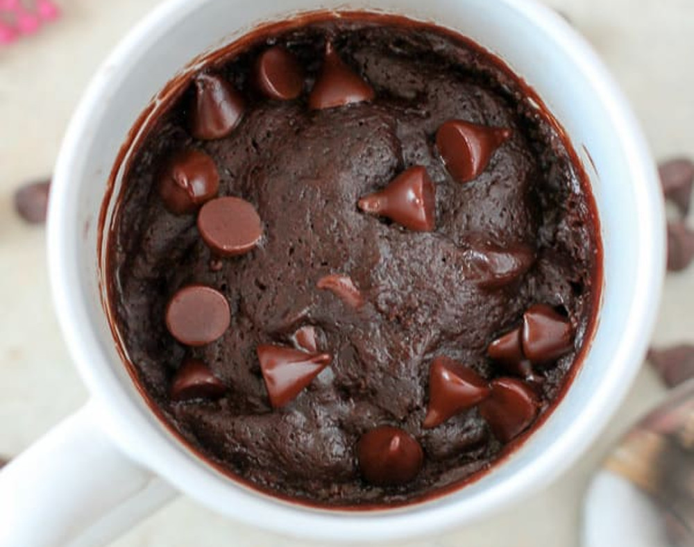 Cette recette facile de brownies dans une tasse prend 3 minutes à préparer!