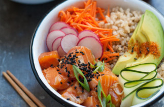 Cette recette de bol de poke au saumon et riz brun est un vrai délice!