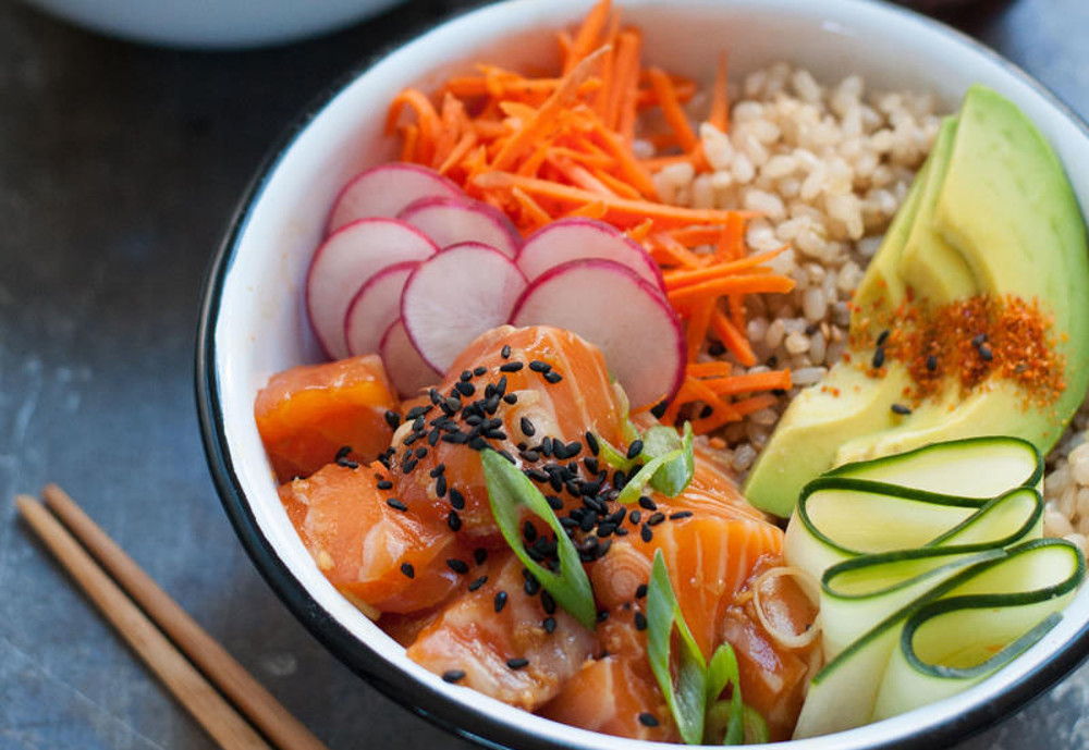 Cette recette de bol de poke au saumon et riz brun est un vrai délice!