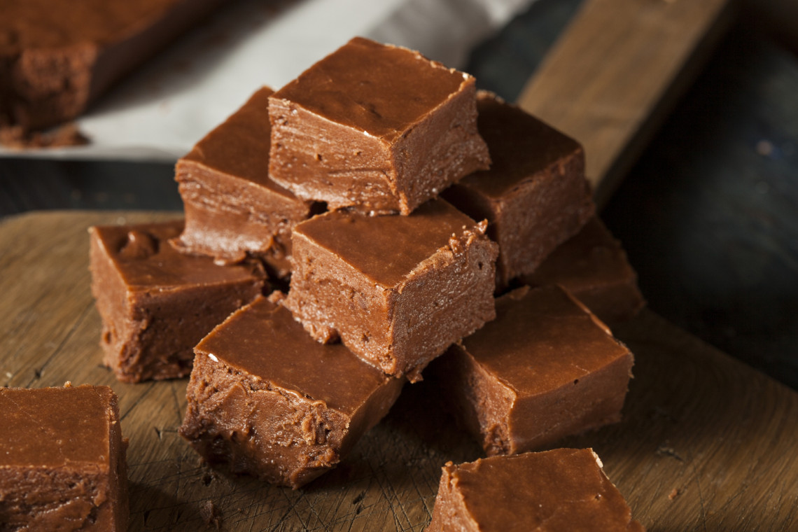 Un fudge au chocolat absolument décadent avec 2 ingrédients (5 minutes)!