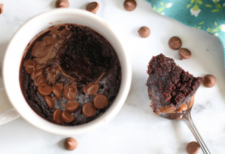 La recette facile du gâteau au chocolat moelleux dans une tasse (Prêt en 1 minute)