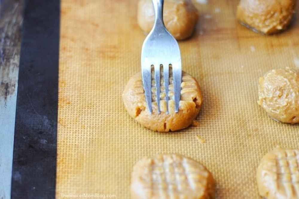 Ces délicieux biscuits au beurre d'arachides (3 ingrédients) sont sans sucre....