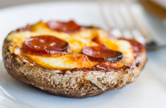 La meilleure recette de mini-pizza sur un champignon!
