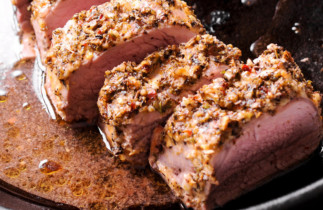 Un filet de porc avec une croûte moutarde et ail cuit à la perfection!