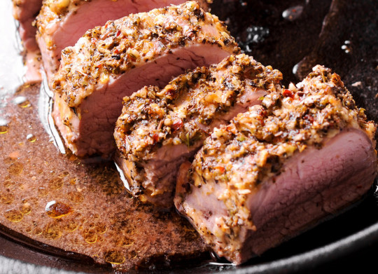 Un filet de porc avec une croûte moutarde et ail cuit à la perfection!
