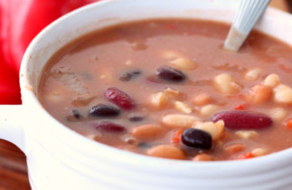 Cette soupe-repas aux cinq fèves est santé et super facile à faire!