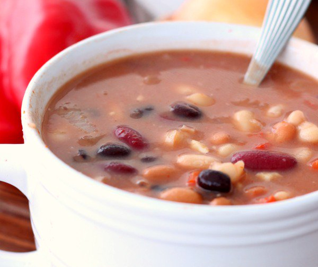 Cette soupe-repas aux cinq fèves est santé et super facile à faire!
