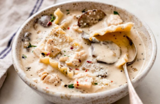 Cette soupe-repas au poulet rôti, lasagne et ail est vraiment parfaite!