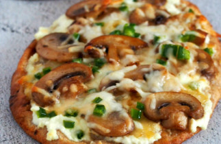 Cette pizza aux champignons et jalapeno sur pain naan est un vrai délice!