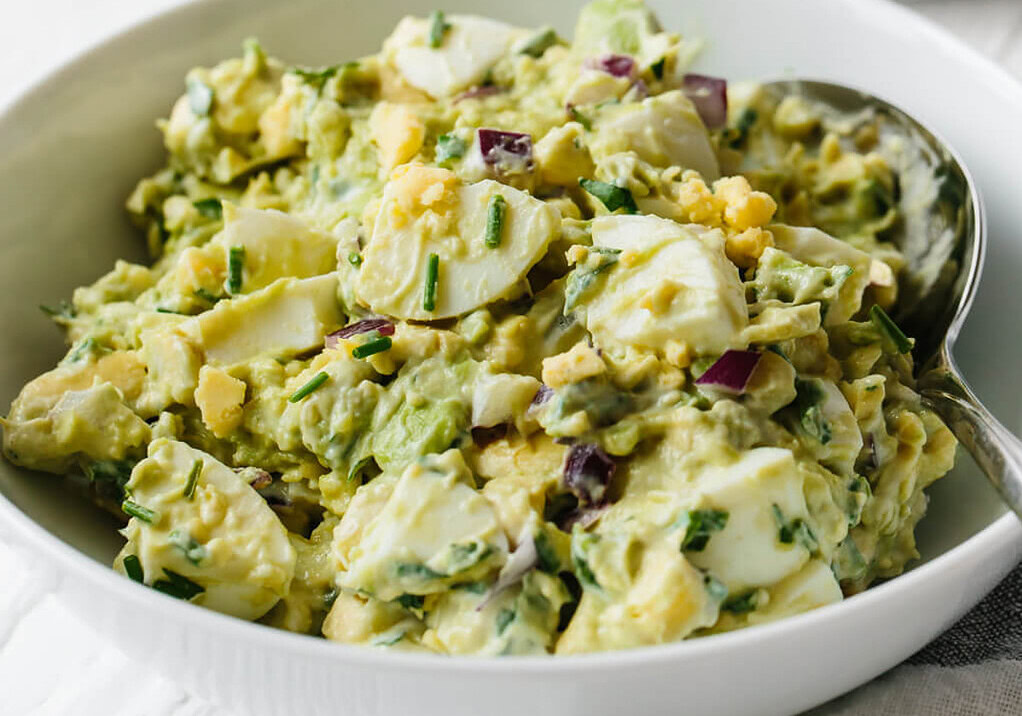 Une recette parfaite de salade aux œufs et à l'avocat!