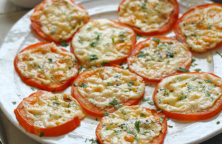 Les tomates gratinées au Parmesan sont un pur délice (Et facile à faire!)