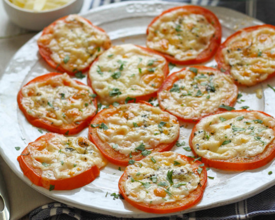 Les tomates gratinées au Parmesan sont un pur délice (Et facile à faire!)