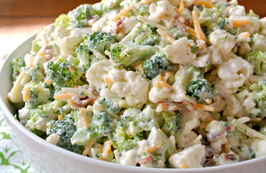 Oh miam, cette salade de brocoli et chou-fleur est crémeuse et délicieuse!