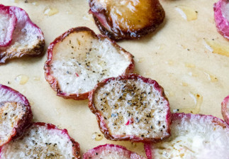Les chips de radis au sel et au poivre sont une collation parfaite de saison!