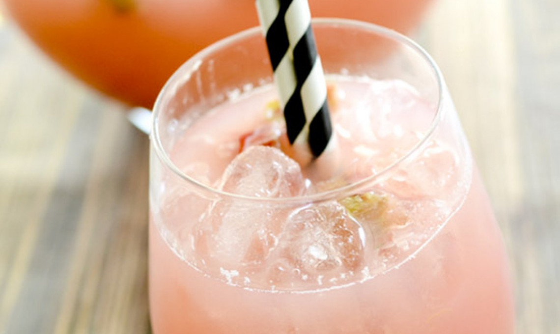 Cette limonade à la rhubarbe est rafraîchissante et facile à faire…