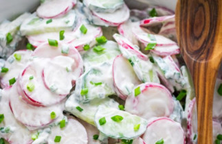 La meilleure salade crémeuse de radis et de concombre!