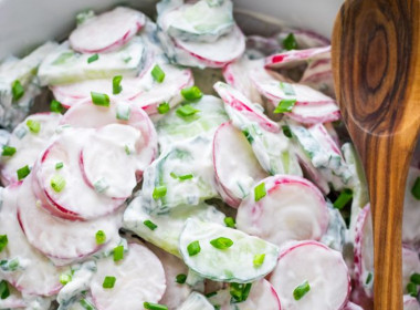 La meilleure salade crémeuse de radis et de concombre!
