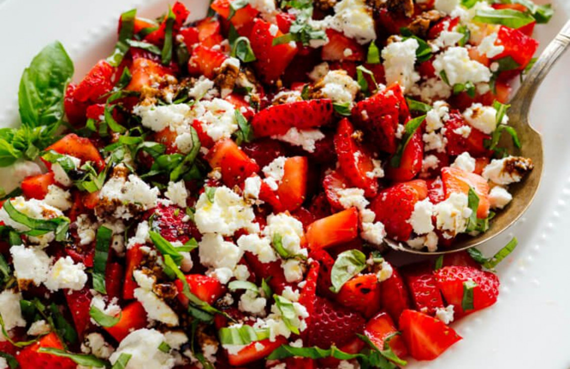 La délicieuse recette de salade de fraises, basilic et fromage de chèvre!