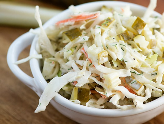 Une recette facile et délicieuse de salade de chou aux cornichons!