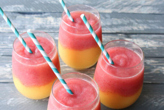 La slush aux fraises, pêche et vin blanc est parfaite pour votre terrasse!
