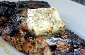 La recette de beurre à l'ail et au fromage bleu pour les steaks!