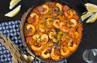 Une délicieuse recette de paëlla aux crevettes et chorizo très facile à faire!