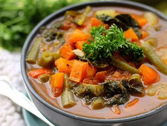 La recette facile de soupe aux légumes détox (Santé et délicieuse !)