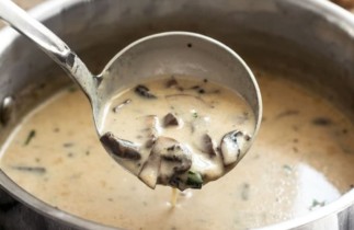 La recette de soupe crémeuse aux champignons qui est très facile à faire!