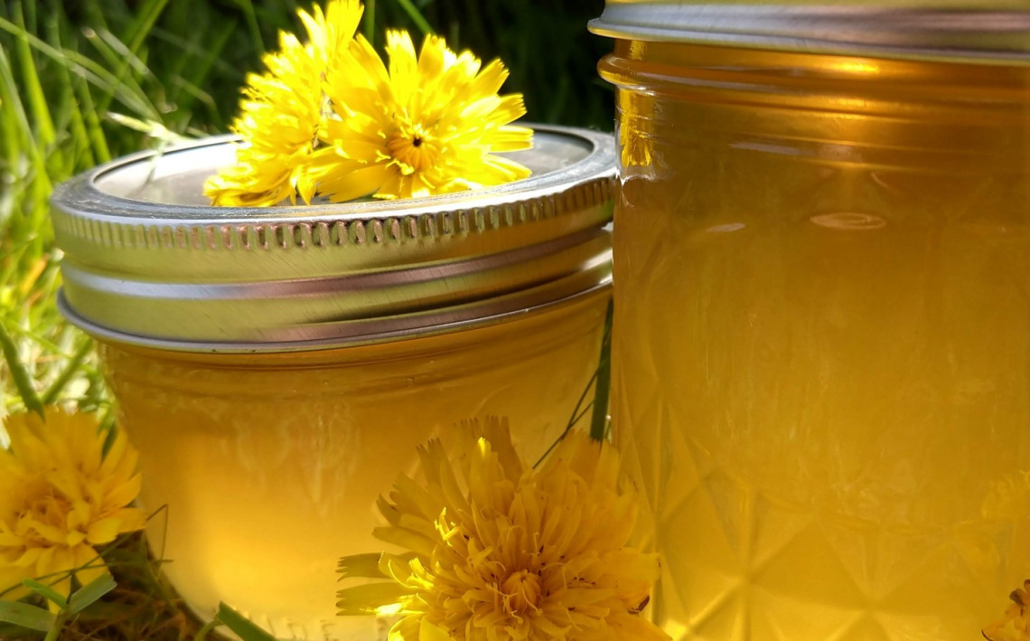 Cette recette facile de confiture de pissenlits qui goûte l'été et le miel !
