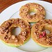Une collation santé de beignets de pommes au beurre d'arachides!