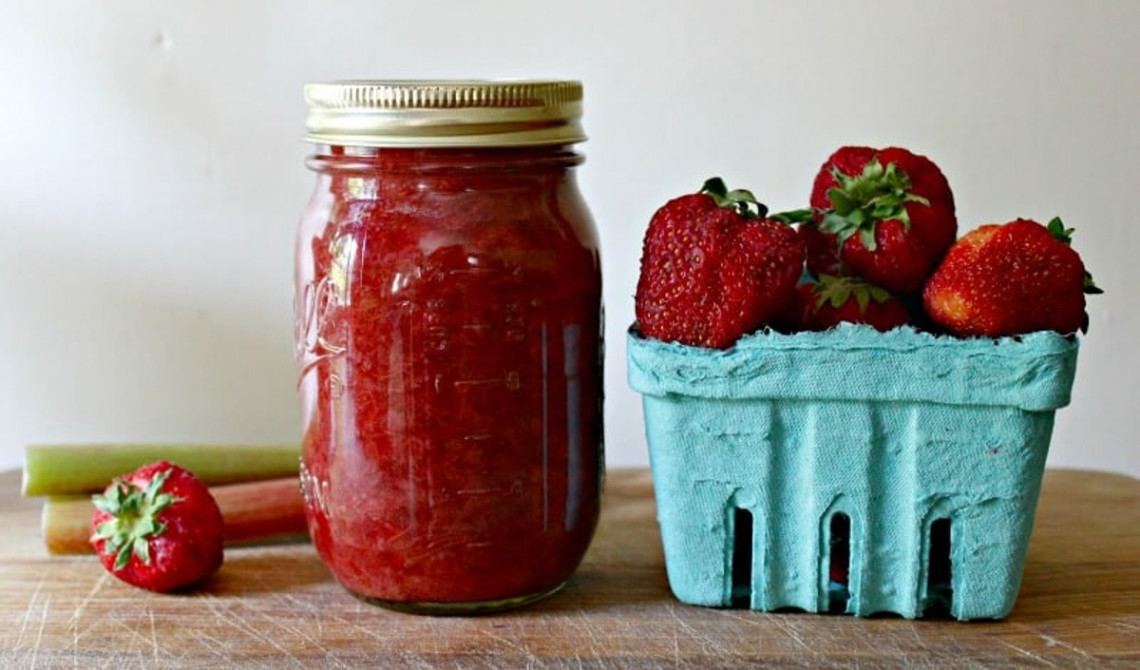 La recette facile de compote de fraises et rhubarbe absolument parfaite!