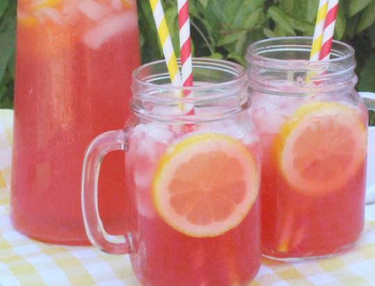 La limonade pétillante à la rhubarbe est rafraîchissante et parfaite !