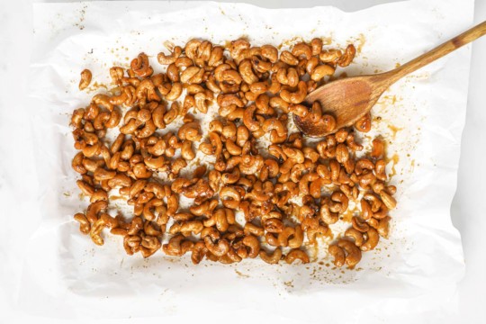 Recette de cajou rôti au miel et paprika : une collation irrésistible
