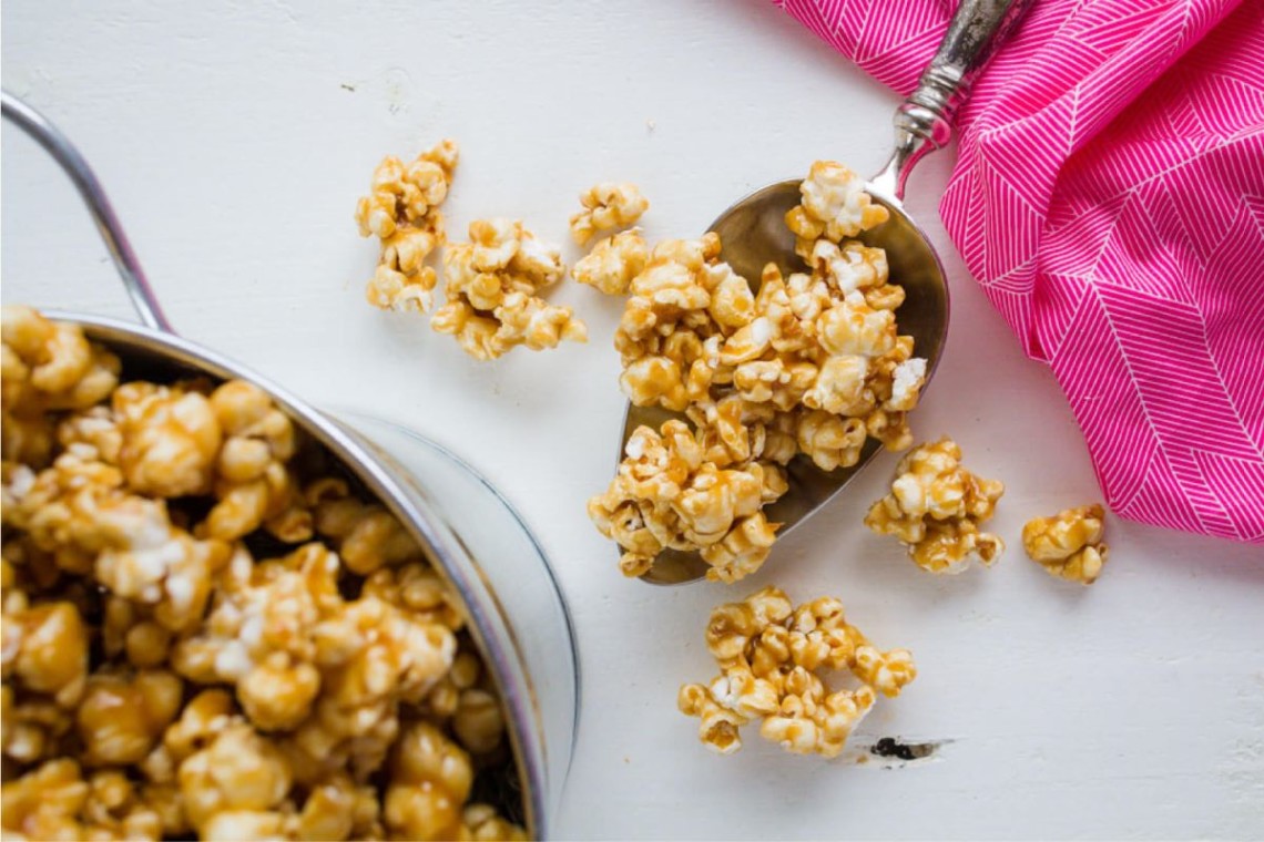 Recette facile de popcorn au caramel fait au micro-ondes