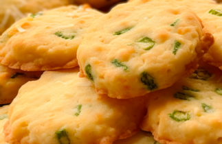 Recette de biscuits au fromage et jalapeño pour épicer vos apéritifs