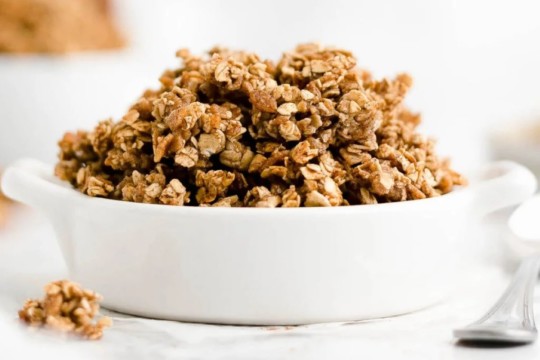 Recette facile de granola maison pour un déjeuner croustillant!